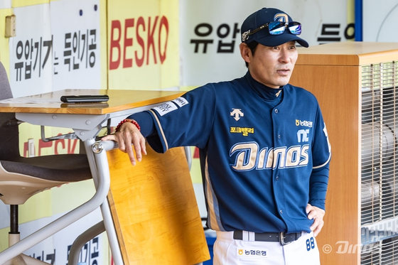 NC Dinos manager Kang In-kwon watches the game against the Samsung Lions at Daegu Samsung Lions Park in Daegu on Sunday.  [NC DINOS]
