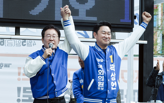 Democratic Party leader Lee Jae-myung joins political campaign for Kwak Sang-eon on April 8 in central Seoul. Kwak won a parliamentary seat of Jongno District in Seoul in the April 10 general election. [KIM SEONG-RYONG]