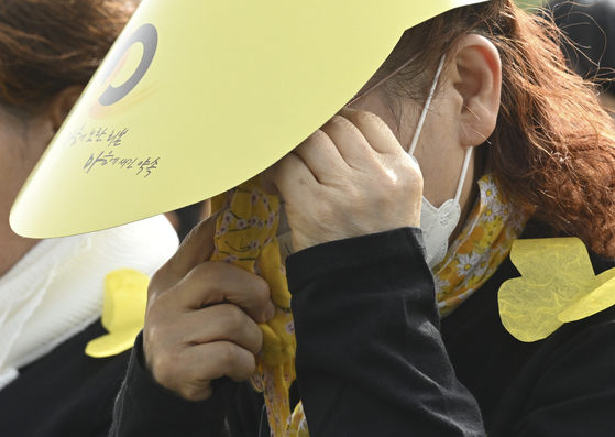 A bereaved family member of the Sewol ferry tragedy victim sheds tears during a remembrance service held in Ansan, Gyeonggi, on Tuesday. [JOINT PRESS CORPS] 