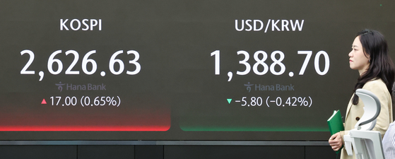 A screen in Hana Bank's trading room in central Seoul shows the stock market prices as it opens on Wednesday. [YONHAP]