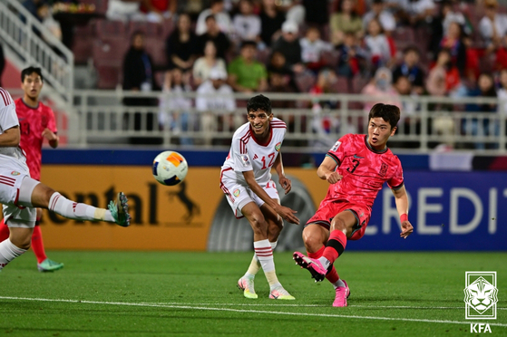 Korea's Hwang Jae-won, right shoots during an AFC U-23 Asian Cup match against the United Arab Emirates at Abdullah bin Khalifa Stadium in Doha, Qatar on Tuesday. [NEWS1]