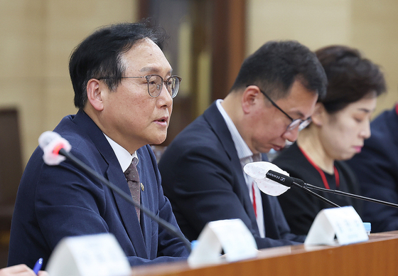 Trade Minister Cheong In-kyo speaks during a roundtable discussion at the government complex in Sejong on Wednesday. [MINISTRY OF TRADE, INDUSTRY AND ENERGY]