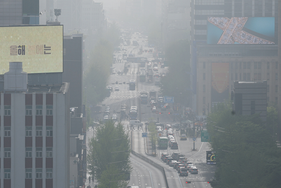 Central Seoul is covered by fine dust blown from the Gobi Desert and Inner Mongolia on Wednesday. [NEWS1]