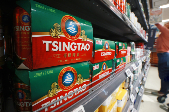 Tsingtao beer displayed at a supermarket in Seoul. [YONHAP]