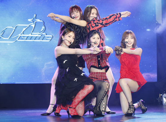 Rookie girl group Unicode performs its debut lead track, ″Let me love,″ at a press showcase Wednesday afternoon at Rolling Hall in Mapo District, western Seoul ahead of the album's 6 p.m. release. [NEWS1]