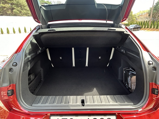 The trunk capacity stands at 560 liters but expands to 1,470 liters when folding down the second row of seats. [SARAH CHEA]