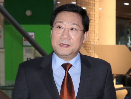 Yang Jung-chul, then head of the Democratic Party (DP)’s think tank, Institute for Democracy, enters a restaurant in Yeouido, western Seoul, in April 2020 to meet with DP lawmakers. [NEWS1]