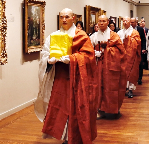 A delegation of the Jogye Order, the largest sect of Korean Buddhism, leaves the Museum of Fine Arts, Boston, on April 16, carrying 14th-century Buddhist relics returned from the museum. [JOGYE ORDER] 