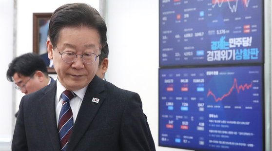 Democratic Party leader Lee Jae-myung leaves after attending the party's supreme council meeting at the National Assembly in Yeouido, western Seoul, on Wednesday. [NEWS1] 