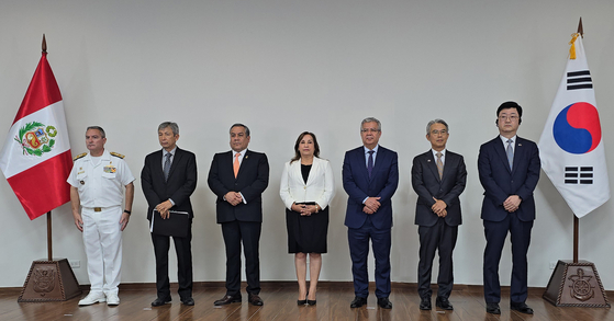 Officials, including senior executive vice president of HD Hyundai Heavy Industries' Naval & Special Ship Business Unit Joo Won-ho (far right), Ambassador of Korea to Peru Choi Jong-uk (second from right) and Peruvian president Dina Boluarte (center) pose for a photo at a signing ceremony for joint construction of vessels for the Peruvian navy at Centro Naval de San Borja in Lima, Tuesday. [HD HYUNDAI]