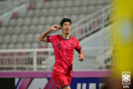 Korea's Lee Young-joon celebrates scoring a goal during an AFC U-23 Asian Cup match against the United Arab Emirates at Abdullah bin Khalifa Stadium in Doha, Qatar on Tuesday. [NEWS1] 