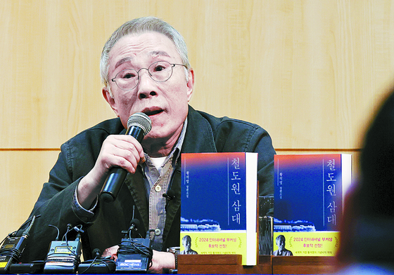 Novelist Hwang Sok-yong speaks during a press conference in Seoul on April 17, to promote ″Mater 2-10,″ his latest novel, which was shortlisted for the 2024 International Booker Prize, one of the most prestigious literary awards in the world. [YONHAP] 
