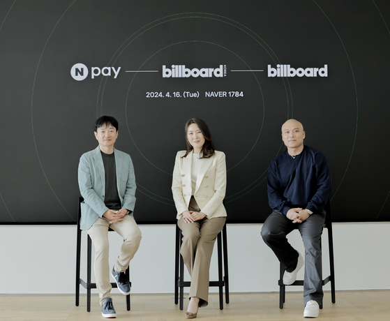 From left, Naver Pay CEO Park Sang jin, Billboard Korea CEO Yuna Kim and Billboard President Mike Van pose for a photo after the signing ceremony at Naver 1784 building in Pangyo, Gyeonggi, on Tuesday. [NAVER PAY]