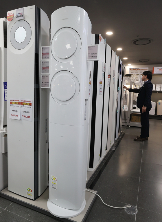 Air conditioners are lined up for sales at Lotte Hi-Mart in Seoul on Thursday. [YONHAP]