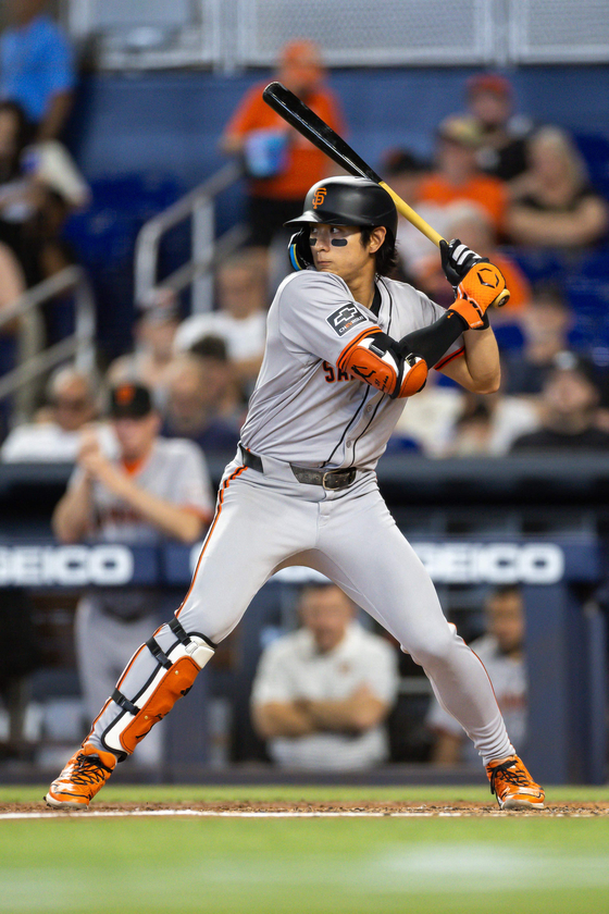 Lee Jung-hoo of the San Francisco Giants at the plate against the Miami Marlins during the fourth inning at LoanDepot Park in Miami, Florida on Wednesday. Lee batted 2-for-4 in the game, picking up a run and extending his hitting streak to nine games. The Giants went on to beat the Marlins 3-1.  [AFP/YONHAP]
