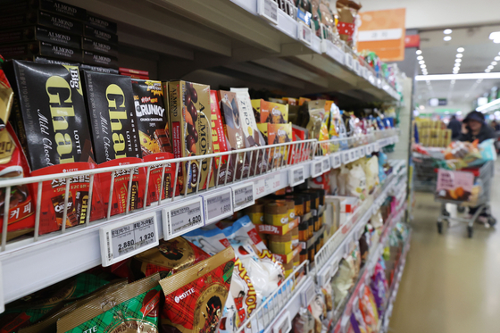 A person browses chocolate items at a supermarket in downtown Seoul on Thursday amid record-high cocoa prices, a key ingredient in chocolate production. [YONHAP]
