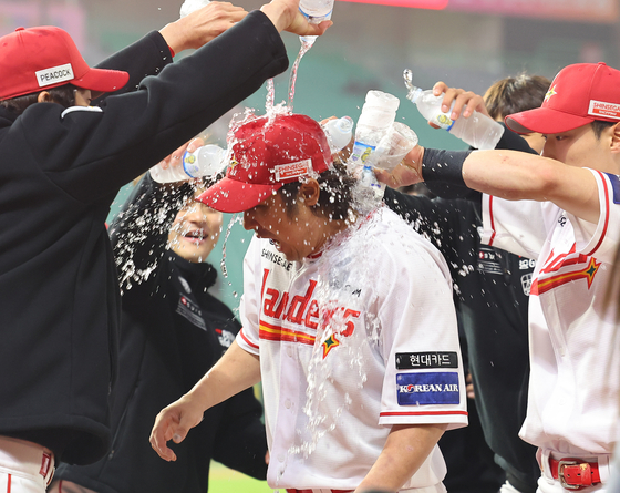 Choi Jeong is doused in water as the SSG Landers celebrate his 467th career home run during a game against the Kia Tigers at SSG Landers Field in Incheon on Tuesday. [YONHAP] 