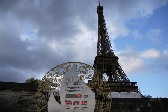 The countdown clock is set up in front of the Eiffel Tower by the Seine River, reading 100 days before the Paris 2024 Olympic Games opening ceremony to be held in July. [AP/YONHAP]