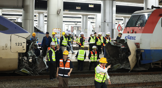 Officials clean up the train collision site, where a Mugunghwa train crashed into a high-speed KTX train at 9:25 a.m. on Thursday at Seoul Station in central Seoul. [YONHAP]