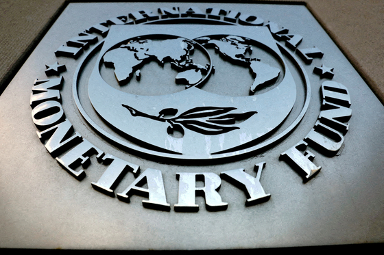 The International Monetary Fund (IMF) logo is seen outside the agency's headquarters in Washington on September 4, 2018. [REUTERS/YONHAP]