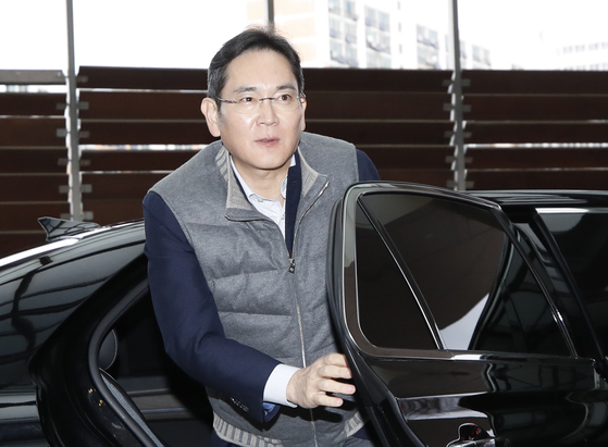 Samsung Electronics Executive Chairman Lee Jae-yong leaves for the UAE at the Gimpo International Airport in February. [NEWS1]