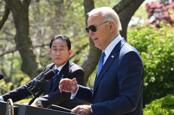 Japanese Prime Minister Fumio Kishida, left, listens to U.S. President Joe Biden speak during a joint press conference at the White House in Washington on April 10. [AFP/YONHAP]