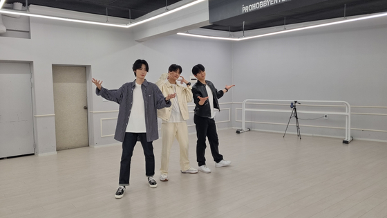 Members of soon-to-debut boy band Big Ocean practice the choreography for their upcoming single ″Hope″ on April 15 at a studio in southern Seoul. [PARASTAR ENTERTAINMENT]