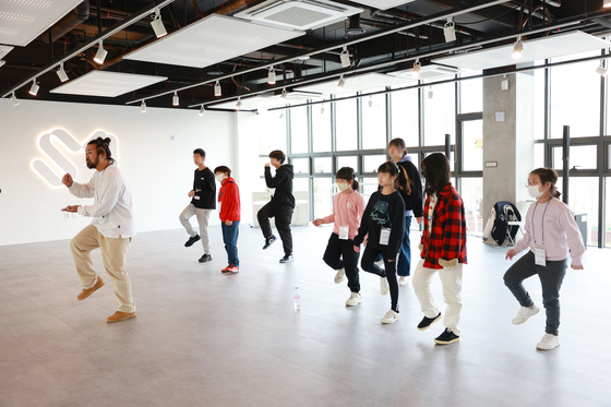 Children take dance lessons at SM Universe for the SMile WoW education program. [SM ENTERTAINMENT]