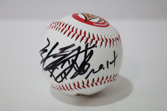 A baseball signed by Choi Jeong during the 2016 season, when he hit 40 home runs. [JOONGANG ILBO] 