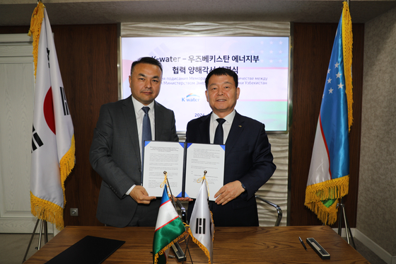 K-water CEO Yun Seog-dae, right, and Uzbekistan's Deputy Minister of Energy Umid Mamdaminov pose for a photo after signing an agreement on water management. [K-WATER]
