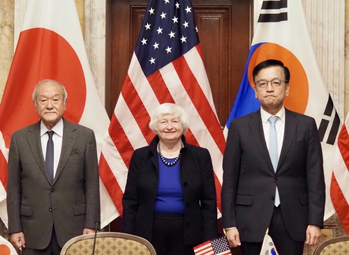 Korea's Finance Minister Choi Sang-mok, right, U.S. Treasury Secretary Janet Yellen, center, and Japan's Finance Minister Shunichi Suzuki pose for a photo prior to their first trilateral meeting in Washington on April 17, 2024. [YONHAP]