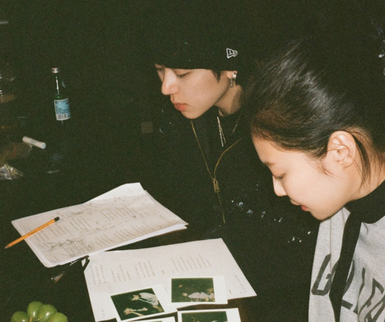 Singers Zico, left, and Jennie of girl group Blackpink [KOZ ENTERTAINMENT]