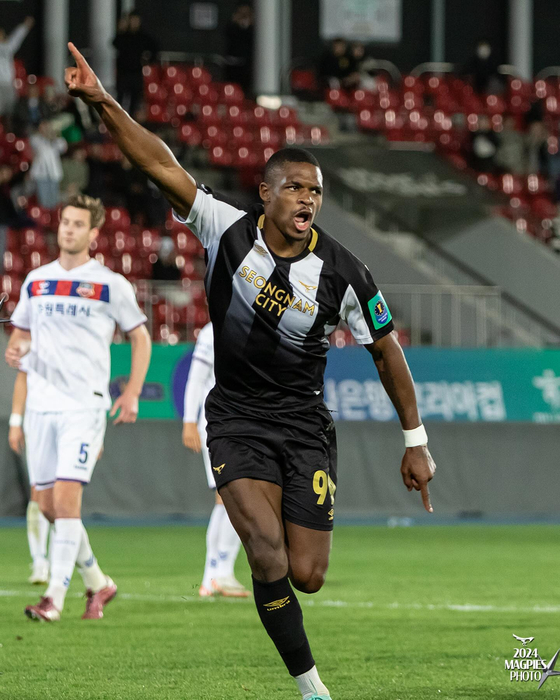 Seongnam FC's Christy Manzinga celebrates scoring a goal during a 2024 Korea Cup match against Suwon FC at Tancheon Sports Complex in Seongnam, Gyeonggi in a photo shared on Seongnam FC's official Facebook account on Wednesday. [SCREEN CAPTURE]