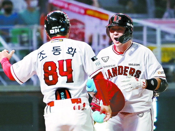 Choi Jeong heads home after hitting a three-run home run in the sixth inning of a game against the Kiwoom Heroes at SSG Landers Field in Incheon on July 12, 2022. The Landers went on to win the Korean Series that year, the fifth title of Choi's career. [YONHAP]