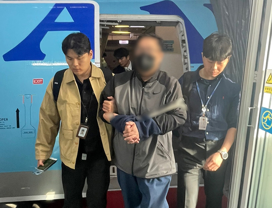 A fugitive who had defrauded 3 billion won ($2.18 million) 12 years ago is repatriated through Incheon International Airport on Wednesday. [NEWS1]