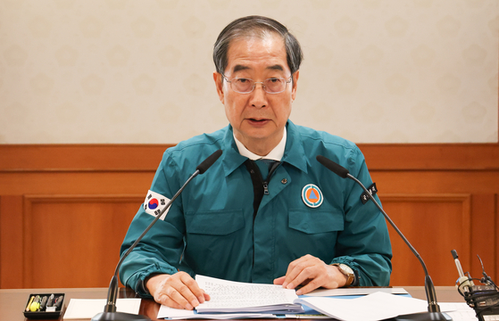 Prime Minister Han Duck-soo speaks at a Central Disaster and Safety Countermeasure Headquarters meeting held at the government complex in central Seoul on Friday. [NEWS1]