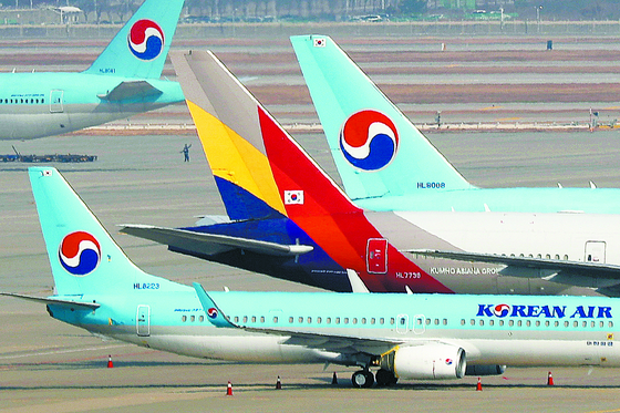 Planes from Korean Air and Asiana Airlines prepare for takeoff at Incheon International Airport in this photo taken on Nov. 16, 2020. [NEWS1]