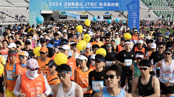Some 7,000 runners take part in the 2024 Goyang JTBC Half Marathon, beginning at the Goyang Sports Complex in Goyang, Gyeonggi, on Sunday morning. The marathon, offering 10-kilometer and 5-kilometer courses, was hosted by the Goyang City Sports Council, Joongang Ilbo and JTBC, and sponsored by the Goyang Special City Hall. [JUN MIN-KYU]