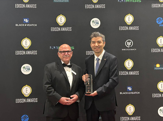 Kim Sang-jin, right, head of platform research at SK On, and Rob Manes, vice president of the Edison Universe Board and director of business development at the Edison Awards, pose for a photo at the 2024 Edison Awards in Florida on Thursday. [SK ON]