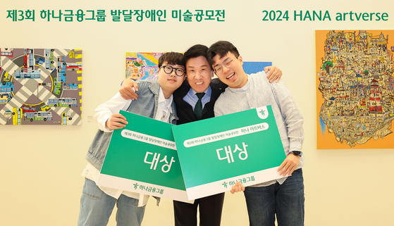 Hana Financial Group Chairman Ham Young-joo, center, poses for a photo with winners of grand prizes for this year's Hana Artverse, an art competition for artists with developmental disabilities. [HANA FINANCIAL GROUP]