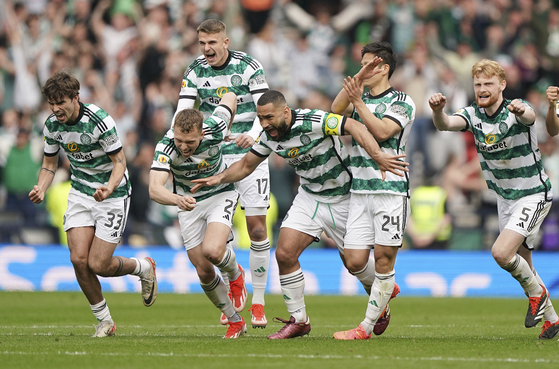 Celtic players celebrate winning the penalty shoot-out in the Scottish Cup semifinal match against Aberdeen at Hampden Park in Glasgow, Scotland on Saturday. [AP/YONHAP]