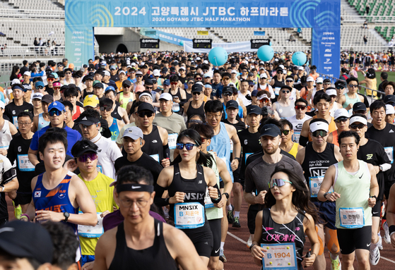Some 7,000 runners take part in the 2024 Goyang JTBC Half Marathon, beginning at the Goyang Sports Complex in Goyang, Gyeonggi, on Sunday morning. [JUN MIN-KYU]