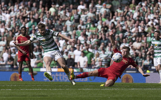 Celtic's James Forrest, center left, scores during the Scottish Cup semifinal match between Celtic and Aberdeen at Hampden Park in Glasgow, Scotland on Saturday. [AP/YONHAP]