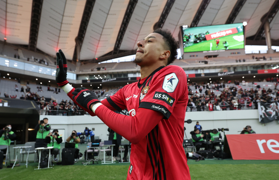 FC Seoul midfielder Jesse Lingard waves to fans after a K League 1 match against Incheon United at Seoul World Cup Stadium in western Seoul on March 10. [YONHAP]