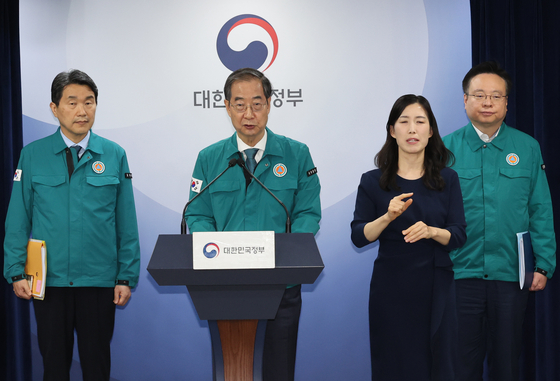 Prime Minister Han Duck-soo speaks about the government's approach to the medical school quota during a press briefing on Friday. [NEWS1]