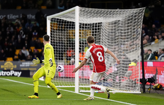 Arsenal's Martin Odegaard scores his side's second during a Premier League match against Wolverhampton Wanderers at the Molineux in Wolverhampton, England on April 20.  [AP/YONHAP]