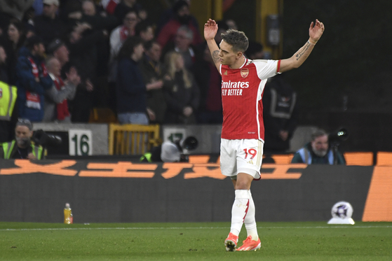Arsenal's Leandro Trossard celebrates after scoring his side's opening goal during a Premier League match between Wolverhampton Wanderers and Arsenal at the Molineux in Wolverhampton, England on April 20.  [AP/YONHAP]