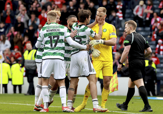 Celtic goalkeeper Joe Hart celebrates with teammates after winning the penalty shoot-out during the Scottish Cup semifinal match between Celtic and Aberdeen at Hampden Park in Glasgow, Scotland on Saturday. [AP/YONHAP]