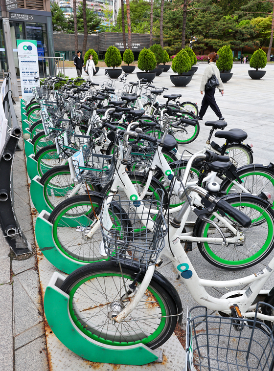 Bicycles are lined up at a public bike rental station in Seoul on Sunday. [YONHAP]