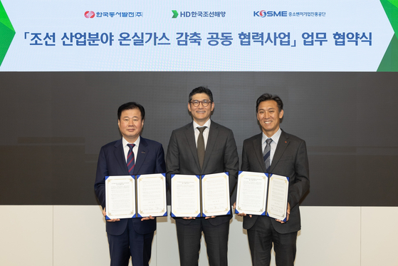HD Korea Shipbuilding & Offshore Engineering CEO Kim Sung-joon, center, poses for a photo along with heads from the Korea SMEs and Startups Agency and Korea East-West Power after signing an MoU for a joint collaboration project aimed at reducing greenhouse gas emissions in the shipbuilding industry at HD Hyundai Global R&D Center in Seongnam, Gyeonggi. [HD HYUNDAI]